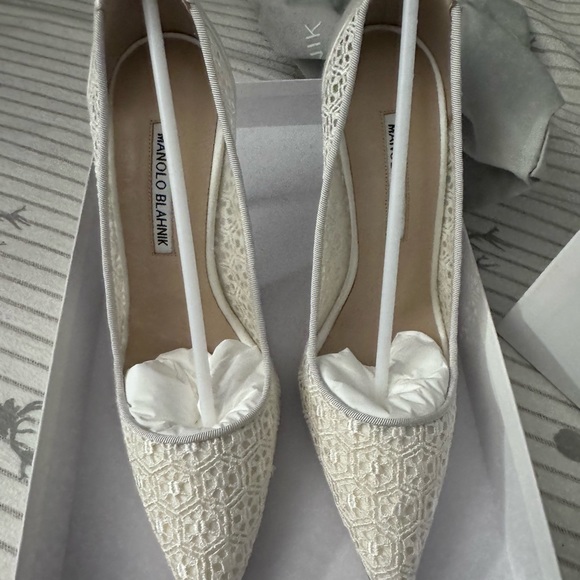 Manolo bhlanik wedding shoes! White lace pumps - Picture 2 of 12